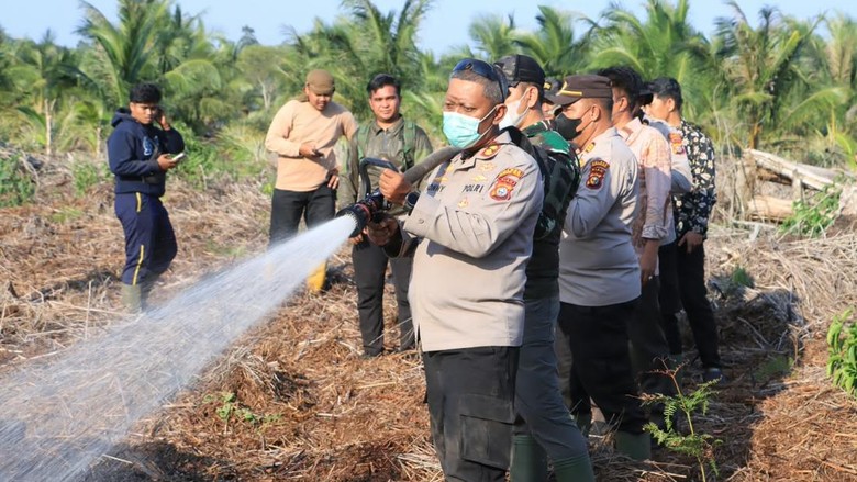 23 Hotspot Terdeteksi di Inhil, Polri-TNI dan MPA Lakukan Pemadaman