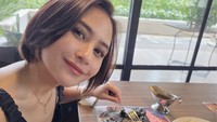 Hobi Kulineran! Prilly Latuconsina Cicip Steak hingga Masak Udang Bakar Jimbaran