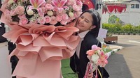 Gaya Prilly Pakai Mahkota Usai Sidang Tesis, Lulus S2 dengan Summa Cum Laude
