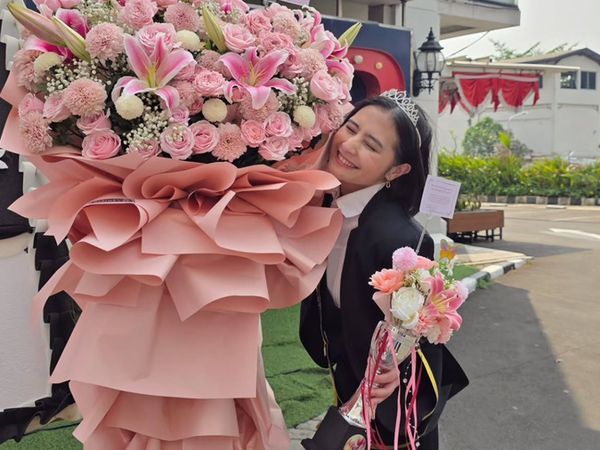Gaya Prilly Pakai Mahkota Usai Sidang Tesis, Lulus S2 dengan Summa Cum Laude