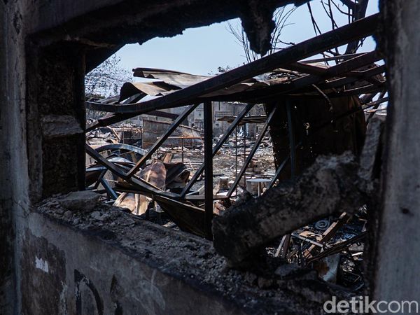 Puing Berserakan Pasca Kebakaran Pabrik Mebel