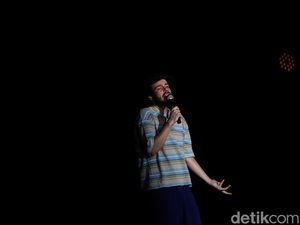Heboh! Rex Orange County Manggung di Halaman Rumah Fans di Bekasi