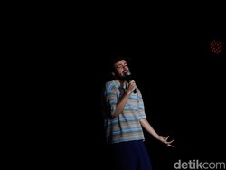 Heboh! Rex Orange County Manggung di Halaman Rumah Fans di Bekasi