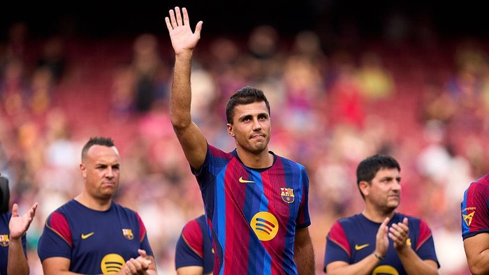 BARCELONA, SPAIN - AUGUST 19: Rodri of FC Barcelona acknowledges the fans as he is introduced before the Joan Gamper Trophy between FC Barcelonaand Al Ahly SC at Spotify Camp Nou on August 19, 2026 in Barcelona, Spain. (Photo by Alex Caparros/Getty I
