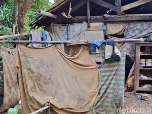 Miris Kusmono Sekeluarga Tinggal di Rumah Beralas Terpal, Pintu dari Kain