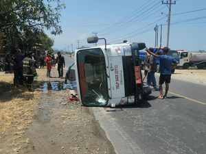 Mobil Damkar di Polman Terguling Menuju TKP Kebakaran, Petugas Terluka
