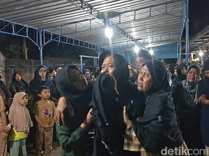 Isak Tangis Sambut Jenazah Dude ABG Pendaki Gunung Sumbing di Rumah Duka