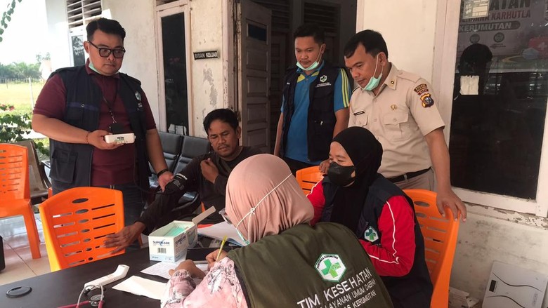 Dokkes Polda Riau Door to Door Cek Kesehatan Warga Terdampak Karhutla Kerumutan
