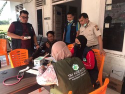 Dokkes Polda Riau Door to Door Cek Kesehatan Warga Terdampak Karhutla Kerumutan
