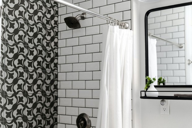 Tirai dan liner shower perlu rutin dibersihkan untuk membantu mencegah penumpukan kotoran dan pertumbuhan jamur akibat lingkungan yang lembap.