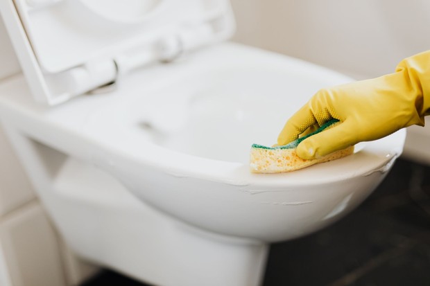 Toilet perlu dibersihkan dan didisinfeksi secara rutin, dengan frekuensi yang dapat ditingkatkan ketika ada anggota keluarga yang sedang sakit.
