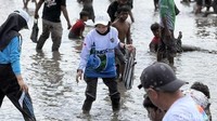 Tangkap Belut di Sawah Jadi Cara Warga Kediri Rayakan HUT ke-81 RI