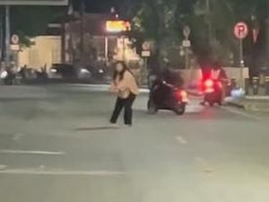 Wanita Diduga ODGJ Ngamuk Lempar Batu ke Pengendara-Pejalan Kaki di Makassar