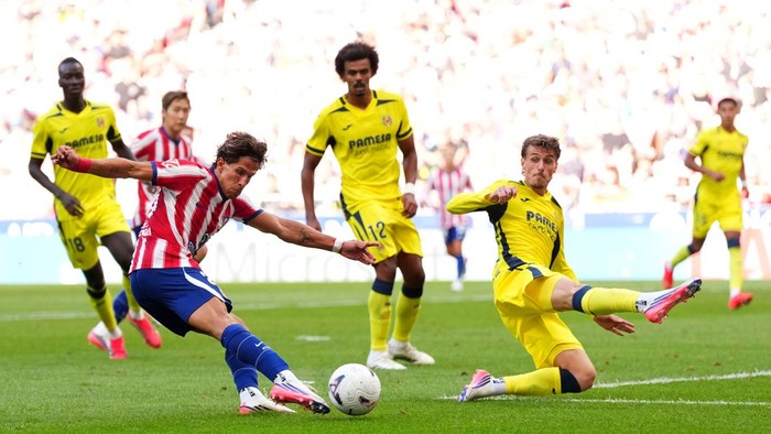 MADRID, SPAIN - AUGUST 23: Giuliano Simeone of Atletico de Madrid shoots during the LaLiga EA Sports 2026/27 match between Atletico de Madrid and Villarreal CF at Riyadh Air Metropolitano on August 23, 2026 in Madrid, Spain. (Photo by Angel Martinez/