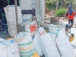 Sampah Tak Lagi Dibakar, Warga Kobar Mulai Ubah Limbah Jadi Penghasilan