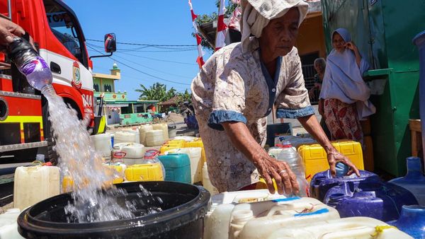 Warga Makassar Antre Bantuan Air Bersih di Tengah Kemarau