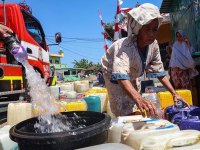 Warga Makassar Antre Bantuan Air Bersih di Tengah Kemarau