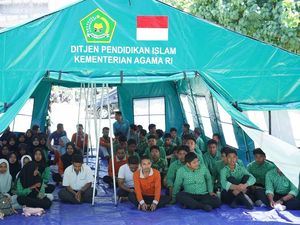Kemenag Bantu Madrasah di NTT, Salurkan School Kit dan Ruang Belajar Sementara