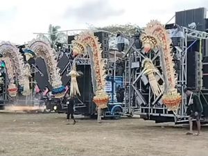 Parade sound horeg di HUT ke-81 RI di Banyuwangi dihentikan setelah peserta bernama Bonari meninggal diduga akibat serangan jantung setelah mengonsumsi miras.