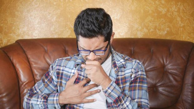 Batuk parah dan sesak napas adalah pertanda gangguan pernapasan makin memburuk/Foto : Pexels.com/Towfiqu barbhuiya Tanda awal kena influenza A