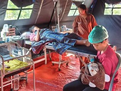 Gempa NTT, Bayi Laki-Laki Ini Lahir Selamat di Tenda Karang Taruna