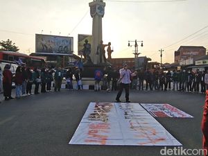 Mahasiswa Solo Raya Gelar Aksi di Tugu Kartasura