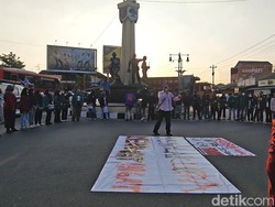 Mahasiswa Solo Raya Gelar Aksi di Tugu Kartasura