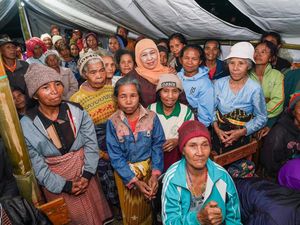 Kunjungi Korban Gempa NTT, Khofifah Optimalkan Pendampingan Psikososial