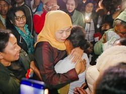 Khofifah Serahkan Langsung Bantuan Logistik 65,7 Ton untuk Korban Gempa NTT