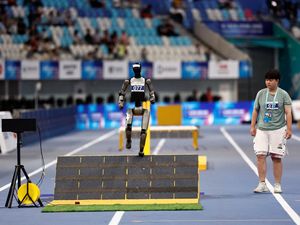 Jatuh Bangun di Lintasan, Robot Humanoid Berlaga di Beijing 2026