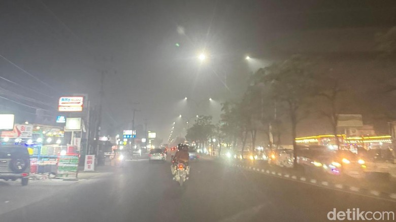 Kabut Asap Selimuti Pekanbaru Malam Ini, Pengendara: Mata Pedih-Sesak