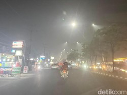 Kabut Asap Selimuti Pekanbaru Malam Ini, Pengendara: Mata Pedih-Sesak
