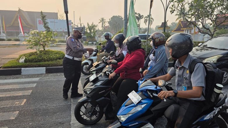 Kabut Asap Selimuti Pekanbaru Pagi Ini, Polisi Turun Bagi-bagi Masker