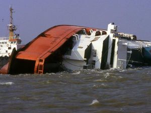 Kapal Tenggelam gara-gara Awak Lupa Menutup Satu Pintu