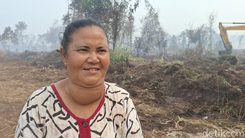 Rumah Dikepung Asap Karhutla, Usaha Kerupuk Lansia di Kampar sampai Tutup