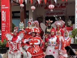 Kreatif! Fashion Show di Jakbar Pakai Busana dari Sampah Daur Ulang