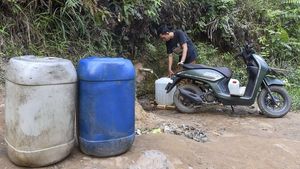 Kemarau Melanda, Warga Jambi Berburu Air hingga ke Kebun Sawit