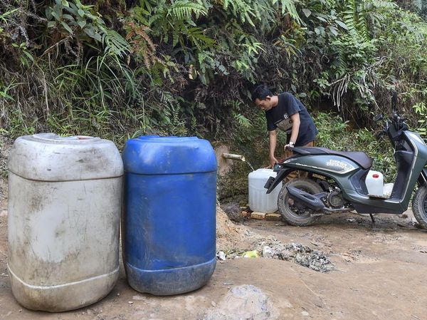 Kemarau Melanda, Warga Jambi Berburu Air hingga ke Kebun Sawit