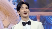 Pulang dari Indonesia, Kim Soo Hyun Comeback Jadi MC Acara Penghargaan Korea