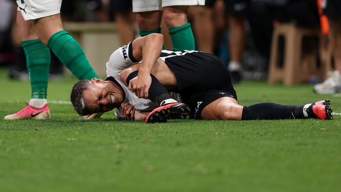 Nasib apes dialami eks Arsenal Leandro Trossard di Liga Turki. Pemain yang kini membela Besiktas itu kena bogem lawan saat menghadapi Alanyaspor.