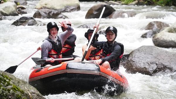 Life After Breakup? Lee Jong Suk Pacu Adrenalin hingga Santai di Bali