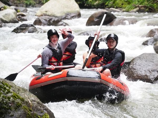 Life After Breakup? Lee Jong Suk Pacu Adrenalin hingga Santai di Bali