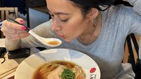 Liburan Sambil Kulineran, Ratu Felisha Cicip Sashimi di Bali hingga Ramen Jepang