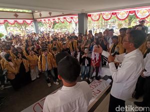 Mahasiswa Unsoed Demo di Gedung Rektorat
