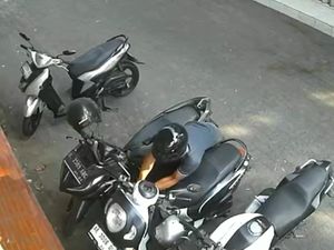 CCTV Rekam Aksi Curanmor di Depan Gerai Sushi Kedungdoro Surabaya