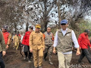 Menhut Tinjau Karhutla Kubu Raya: Titik Api Menurun, Asap Masih Mengepul