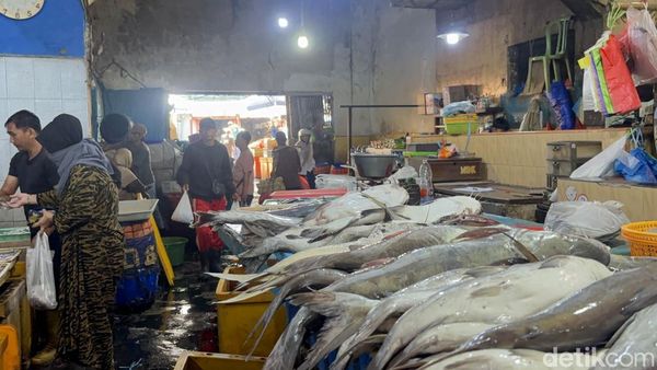 Harga Ikan di Pasar Pabean Surabaya Naik