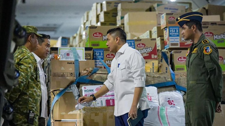 Seskab: Senin Pagi 31 Ton Logistik Dikirim ke NTT-500 Pompa Air ke Kalimantan