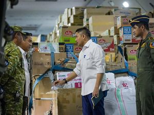 Seskab: Senin Pagi 31 Ton Logistik Dikirim ke NTT-500 Pompa Air ke Kalimantan
