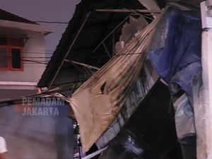 Rumah Ambruk di Jaksel, Ibu dan 2 Anaknya Tertimpa Reruntuhan